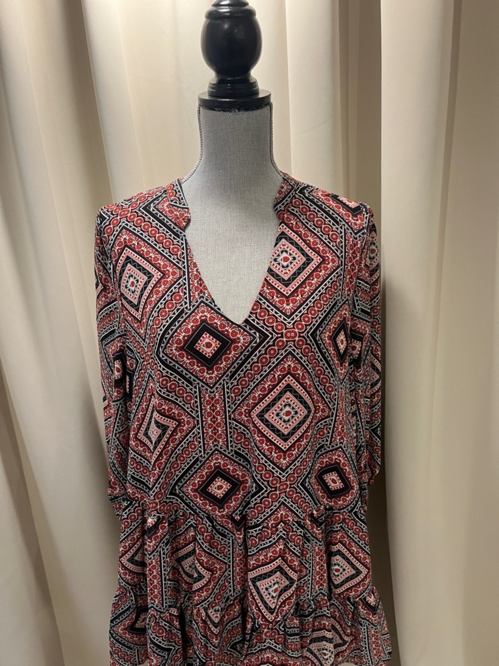 MELLODAY Red and Black Geometric V-Neck Dress